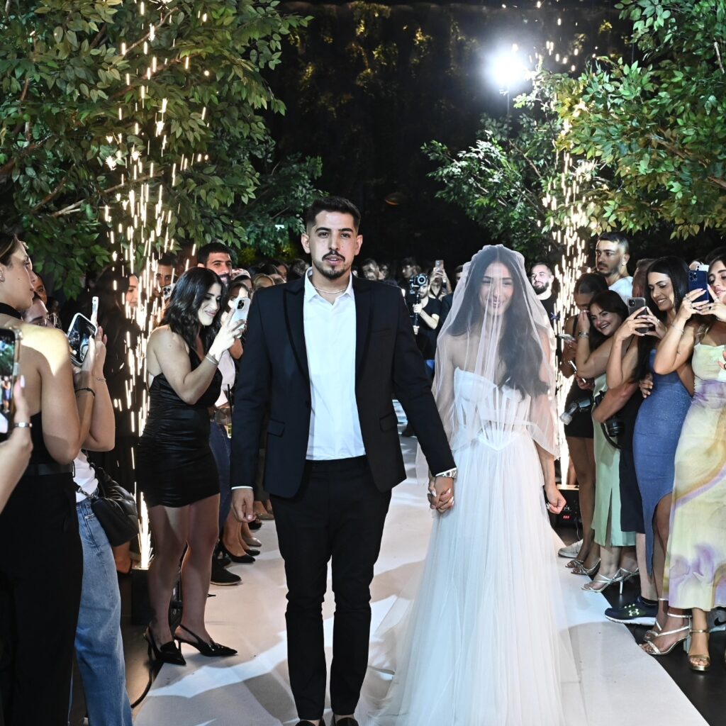 זוג נכנס לחופה ביסמין אולם חתונה בחיפה